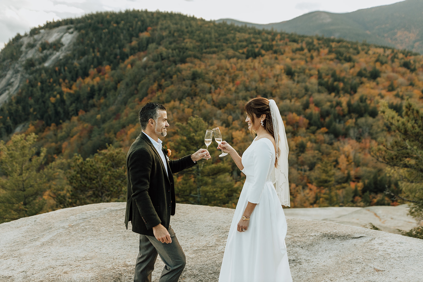 Cathedral ledge wedding | Honestweddingadvice.com